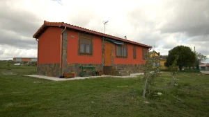 Imagen de la casa prefabricada en un pueblo de la Ribera del Duero