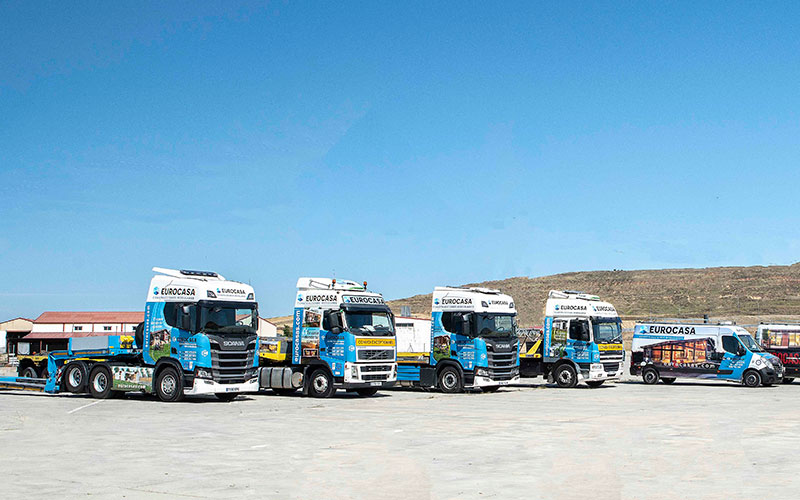 Flota de vehículos para el transporte de casas prefabricadas.